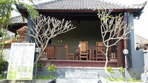 �f���E������